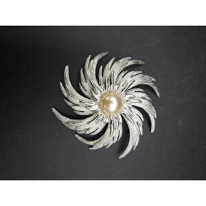 Vintage Sarah Coventry Silver Brush Tone Pinwheel Faux Pearl Center Brooch 3"
